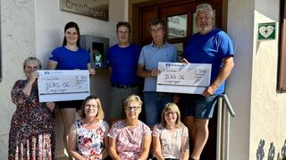 Vertreterinnen und Vertreter der Gemeinde und der Landfrauen Freudenbach übergaben an die DLRG Creglingen Schecks in Höhe von 500 und 300 Euro für die Anschaffung eines Defibrillators.