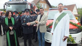 Schlüsselübergabe für drei neue Feuerwehrfahrzeuge in Kreuzwertheim (vorne, von links): Pfarrerin Stephanie Wegner, Kommandant Andreas Gottschalk, Bürgermeister Klaus Thoma und Diakon Thomas Pfeifer.