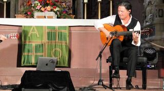 Für einen wundervollen Konzertabend sorgte das Duo „Café del Mundo“ in der Wertheimer Stiftskirche. Alexander Kilian und Jan Pascal spielen Weltmusik auf Flamenco-Gitarren.