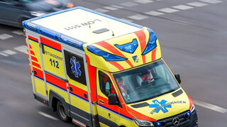 Zwischen Forchtenberg und Ernsbach kam es am Montagmorgen zu einem schweren Verkehrsunfall, bei dem zwei Menschen verletzt wurden. Dies teilte die Polizei Heilbronn am Dienstag mit. Im Zusammenhang mit dem Unfallgeschehen wird nun nach einem weißen Transporter gefahndet. (Symbolbild)