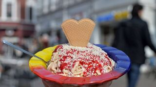 ILLUSTRATION - Eine Frau hält am 07.03.2014 in einem Eiscafe in Oldenburg (Niedersachsen) ihr erstes Spaghettieis des Jahres in die Sonne. Foto: Carmen Jaspersen/dpa (zu dpa-Korr. "Auf in den Frühling: Auf diese sechs Dinge freuen wir uns besonders" vom 07.03.2014) ++ +++ dpa-Bildfunk +++