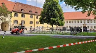 Der Bühnenaufbau ist in vollem Gange.