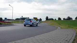Bisher endet der Gehweg mitten im Kreisel an der B 27. Jetzt soll er um 150 Meter bis zum Verbindungsweg Richtung Anwesen Sans verlängert werden. Der Walldürner Gemeinderat vergab am Montag die Arbeiten für 83 619 Euro an die Firma Alfred Link.