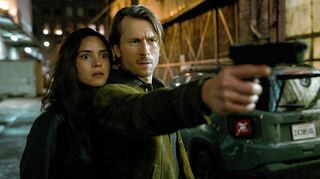 Adria Arjona (l.) als Madison Masters und Glen Powell als Gary Johnson finden in „A Killer Romance“ zusammen.