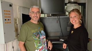 Technik hinter dem Kinobetrieb: Vereinsvorsitzender Patrick Christ und Kinoleiterin Eva Paul stehen vor einem der Projektoren des Wertheimer Kinos „Roxy“.