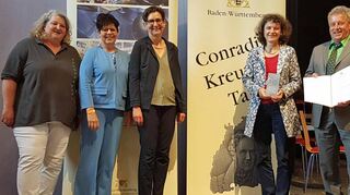Die Vorsitzenden Beate Rollmann-Lang (Mitte) und Dieter Friedlein (rechts) freuen sich mit der Delegation des Sängerkranzes Reicholzheim über die Conradin-Kreutzer-Tafel und Urkunde.