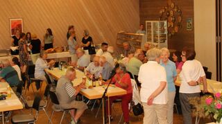 Nur zu gern ließen sich die Gäste beim kurzfristig ins Gemeindezentrum verlegten Gemeindefest der Verbundkirchengemeinde Weikersheim-Neubronn mit leckersten Kuchen und herzhaften Speisen verwöhnen.