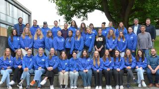 37 Schülerinnen und Schüler des Sozialwissenschaftlichen Gymnasiums der Helene-Weber-Schule haben ihr Abitur bestanden. Das Bild zeigt sie zusammen mit Schulleitung, dem Prüfungsvorsitzenden und den Tutoren.