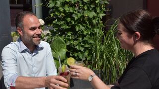 Lecker und fruchtig erfrischend sind Drinks ohne Alkohol. Der Wertheimer Gastronom und Barkeeper Stefan Kempf (links) kennt die Mischungen.