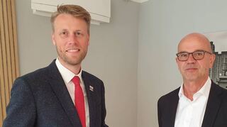 Der Gesundheitsexperte Uwe Diehm (rechts) wird im Auftrag der Stadt Wertheim tätig. Einen entsprechenden Beratervertrag unterzeichneten er und Oberbürgermeister Markus Herrera Torrez.