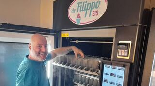 Zum Auffüllen seiner Eisautomaten ist der Wertheimer Marco de Filippo wenn nötig auch nachts unterwegs.