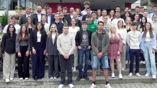 53 Schülerinnen und Schüler der drei Abschlussklassen des dreijährigen Wirtschaftsgymnasiums an der Frankenlandschule Walldürn haben die Prüfungen bestanden.