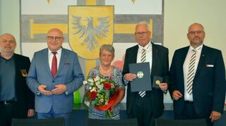 Im Neuen Rathaus: Feierlich verliehen wurde das Bundesverdienstkreuz am Bande an Dr. Ulrich Jost (Zweiter von rechts) durch Oberbürgermeister Udo Glatthaar (Zweiter von links) im Beisein von (von links) Jürgen Englert (Vorsitzender der DLRG Ortsgruppe Königshofen), Ehefrau Gabriele Jost und Uwe Spielvogel (Vorsitzender DLRG Bezirk Frankenland).