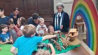 Tiere und Menschen sind Weggefährten auf Gottes weiter Erde. Mit einer Aktion während des Festgottesdienstes in der Schlosskirche machten das die Kinder augenfällig deutlich.