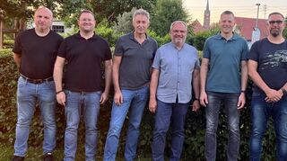 Die aus dem bisherigen Gremium ausgeschiedenen und die künftigen Mitglieder des Ortschaftsrats Sachsenhausen: (von links) Bernd Weigand, Marco Lotz und Jürgen Schreiner sowie Ortsvorsteher Udo Beck, Thomas Roth, Christian Heid und Anita Herbert.
