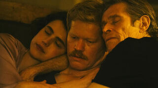 „Kinds of Kindness“ ist ganz schön rätselhaft. Margaret Qualley, Jesse Plemons und Willem Dafoe übernehmen in dem Film immer wieder andere Rollen.