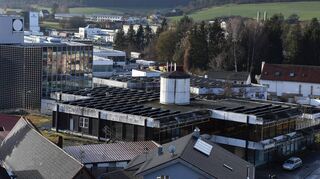Das „Glashaus“ mit dem Bermayer-Areal: Zwei Jahre nachdem die ersten Pläne für eine Neugestaltung vorgestellt wurden, hat sich immer noch nichts getan. Doch jetzt kommt Bewegung in die Sache.