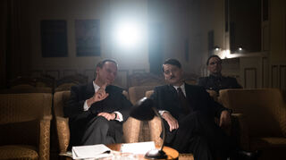 Robert Stadlober (l.) als Joseph Goebbels und Fritz Karl als Adolf Hitler in „Führer und Verführer“.