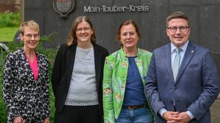 Die Fachberatung für Kindertagesstätten nimmt ihre Arbeit auf (von links): Sozialdezernentin Elisabeth Krug, die pädagogischen Fachberaterinnen Sandra Lange und Judith Teller sowie Landrat Christoph Schauder.