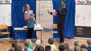 Gespannt verfolgen die Kinder die Aufführung „@ Ed und ich“ des „Präventionstheaters Mach Was“ an der Astrid-Lindgren-Grundschule in Elpersheim.