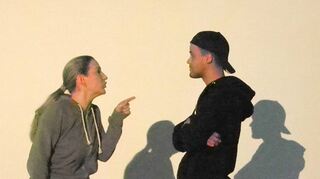 Wie werden Menschen radikal? Dorothea Förster und Ismael Boerner von der Ludwigsburger Theatergruppe „Q-rage“ machten das im interaktiven und multimedialen Theaterstück „Achtung?!“ 150 Weikersheimer Neuntklässlern perfekt greifbar. In ihr hoch intensives Spiel schoben sich mehrere kurze Gesprächsrunden ein.