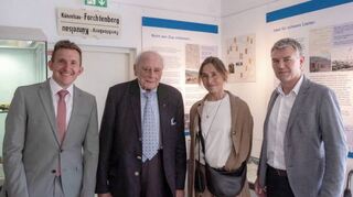 Bürgermeister Stefan Neumann, Prof. Reinhold Würth mit Tochter Marion und Landrat Ian Schölzel bei der Ausstellungseröffnung.