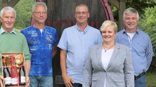 Verabschiedet wurde in der konstituierenden Sitzung des Ortschaftsrat Kembach Patenstadtrat Bernd Hartmannsgruber (links). Das Bild zeigt ihn zusammen mit den Mitgliedern des neuen Ortschaftsrats: Tino Fischer, Michael Hartig, Tanja Bolg und Udo Fertig.
