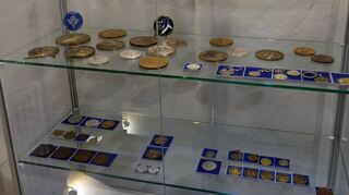 Im Grafschaftsmuseum Wertheim neu zu sehen ist Dank des Arbeitskreises Numismatik des historischen Vereins eine Medaillensammlung aus Wertheims Partnerstädten, die Werner Fuchs gespendet hatte.