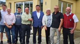 Der Dertinger Ortschaftsrat setzt sich komplett neu zusammen. Das Bild zeigt (von links) Oberbürgermeister Markus Herrera Torrez, der die neuen Räte Gustav Schmidt, Michael Kenner, Jochen Holzmann Bernhard Schneider verpflichtete sowie Egon Beuschlein, Stefanie Schlundt, Udo Schlundt und Joachim Hettinger aus dem Gremium verabschiedete.