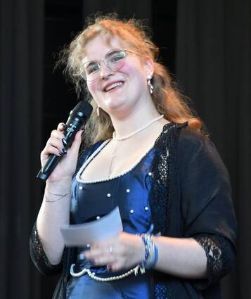 Sie führte beschwingt durchs Programm: Veronika-Maria Siebert.