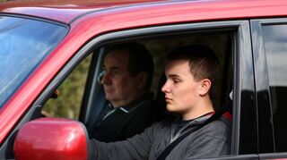 Ein 17-Jähriger fährt mit seinem Vater auf dem Beifahrersitz Auto. Das begleitete Fahren mit 17 hat sich in Deutschland bewährt.
