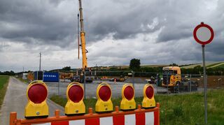 Der Radweg auf der linken Seite der Tauber zwischen Lauda und Distelhausen bleibt gesperrt – auch über den August hinaus. Am Montag sollen die Bohrungen für die Unterquerung der Tauber für die Leitungstrasse der Stromautobahn SuedLink beginnen.