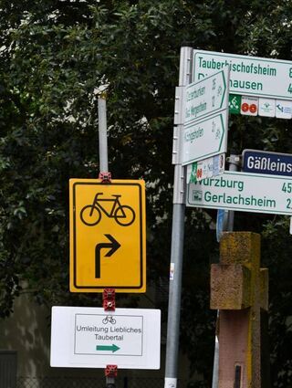 Die Umleitung für den Radweg ist in Lauda auf Höhe der Gemeinschaftsschule ausgeschildert, in der Pfarrstraße weist ein Verbotsschild auf die Baustelle hin.