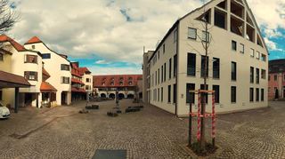 Der Johanniterhof sollte durch die Neugestaltung in den 1980er Jahren Passanten anziehen, Lokale und Geschäfte beleben. Er ist aber nach wie vor ein eher stiller Nebenplatz in der Stadt.