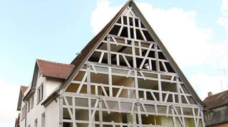 Das ehemalige Einrichtungshaus war mit seiner von Glasfenstern durchbrochenen Sichtfachwerkfassade das wohl auffälligste Gebäude des Johanniterhofs. Das ehemalige Einrichtungshaus wurde 2016 abgerissen.