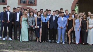 Die erfolgreichen Absolventinnen und Absolventen der Beruflichen Gymnasien zusammen mit Wertheims Oberbürgermeister Markus Herrera Torrez (rechts).