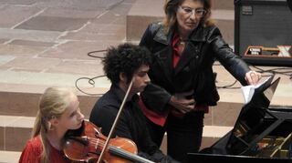 Eines von vielen perfekt passenden Teams der Musikschule, die beim Sommerkonzert ihr Können zeigten: Magdalena Merklein (Violine), Benjamin Lafandi (Klavier) und Fedra Blido (Assistenz und künstlerische Leitung).