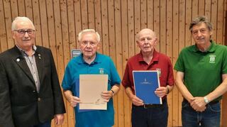 Ehrungen (von links): Verbandspräsident Hubert Heffele, Karl-Heinz Kraus, Manfred Geisler und Vorsitzender Anton Hammerich.