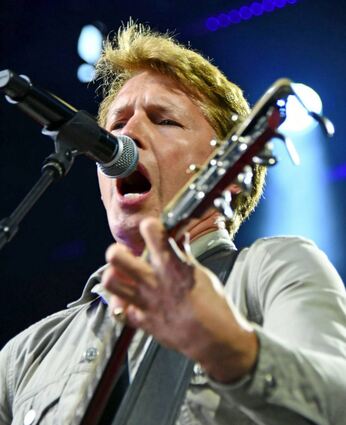 Leicht melancholisch und immer auch ein wenig schicksalsschwer, doch James Blunt kann auch ziemlich rockig.