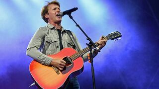 James Blunt gibt alles: Der britische Singer-Songwriter switcht nahtlos von akustischen Nummern zu tanzbaren Rocksongs.