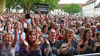 Begeisterte Fans in Bad Mergentheimer Schlosshof – mit hoher Frauenquote.