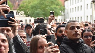 Eine begeisterte Menge feiert den Auftritt von Rapper Bushido