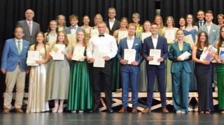 Zahlreiche Abiturientinnen und Abiturienten des Burghardt-Gymnasiums erhielten externe und interne Preise überreicht.