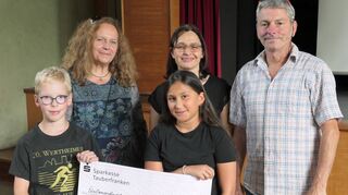 Maria Zaidan vom Verein Lifegate Rehabilitation (Mitte) war glücklich über die Spende, die von Kindern und Jugendlichen der Gemeinschaftsschule und Grundschule erlaufen wurde. Corinna Tilch (Vorsitzende Förderverein), Lehrer Alexander Herrmann und die beiden Viertklässler Philipp Ort und Sophia El-Saleh übergaben die Spende.