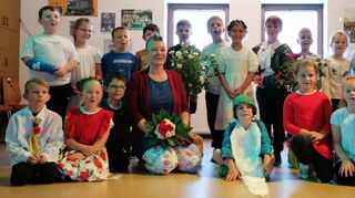 An der Schule Höpfingen übte Ann-Kathrin Schneider mit den Kindern ein Theaterstück ein.