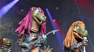 „Heavysaurus“ (Bild) und „Kool Katz“ boten ein kindgerechtes Konzerterlebnis im Schlosshof – mit viel Rock’n’Roll, Rockmusik und Heavy Metal.