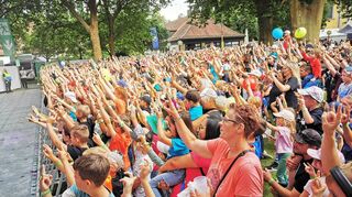 Singen, tanzen, springen – all das war am Sonntagnachmittag im Bad Mergentheimer Schlosshof angesagt. Die Kinder feierten „ihr“ besonderes Konzert.