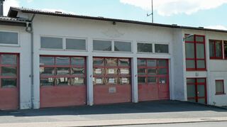 „Out of order – Außer Betrieb“: Dieser Schriftzug ist ganz präsent an die Tür des alten Feuerwehrgerätehauses in Osterburken angebracht.