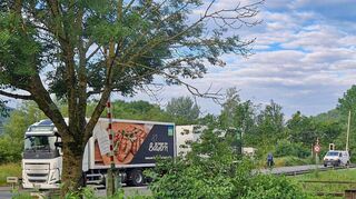 Lange Schließzeiten der Schranken am Doppel-Bahnübergang in Königshofen stellten zuletzt den bislang in Lauda stationierten Rettungswagen bei Einsätzen immer wieder vor größere Probleme. Dadurch verlängerten sich Anfahrtszeiten zu Patienten teilweise erheblich. Jetzt ziehen die DRK-Kreisverbände die Konsequenz und verlegen den Probebetrieb fürs Erste nach Boxberg.
