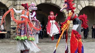 Erst folkloristisch, später dann im Dunkeln illuminiert: Gagé-Stelzenläuferinnen als Blickfang.